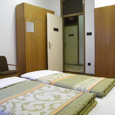 Zrinyi Hostel Boedapest Buitenkant foto