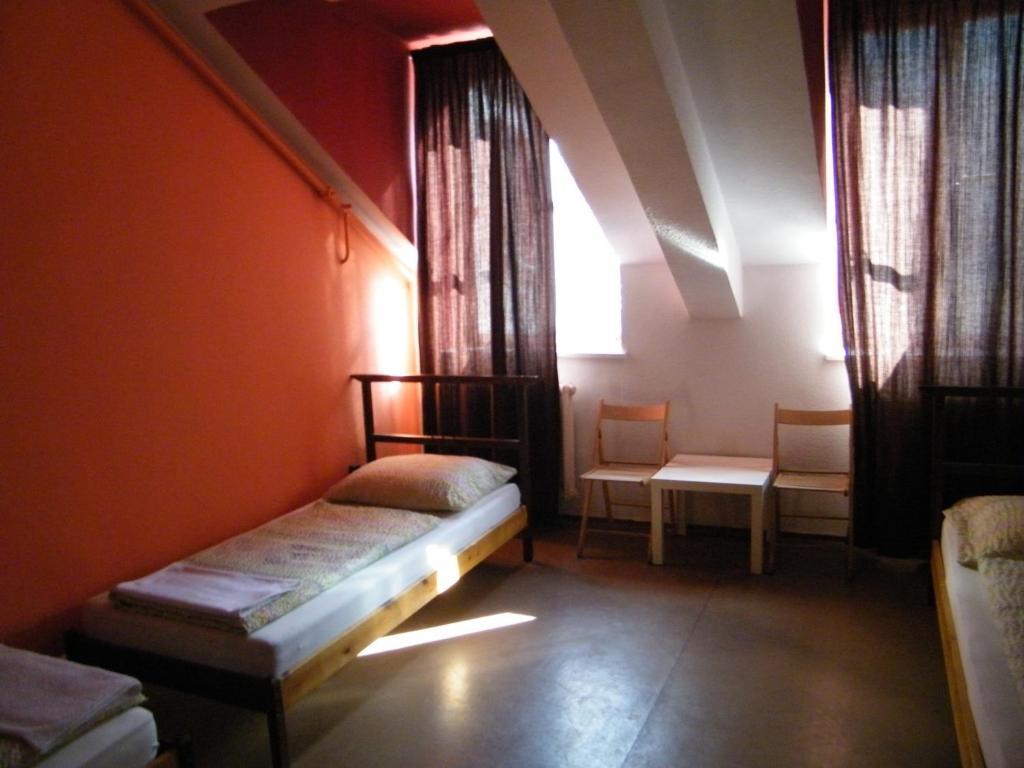 Zrinyi Hostel Boedapest Buitenkant foto