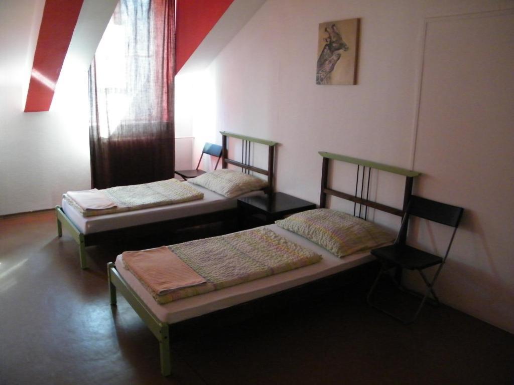 Zrinyi Hostel Boedapest Kamer foto