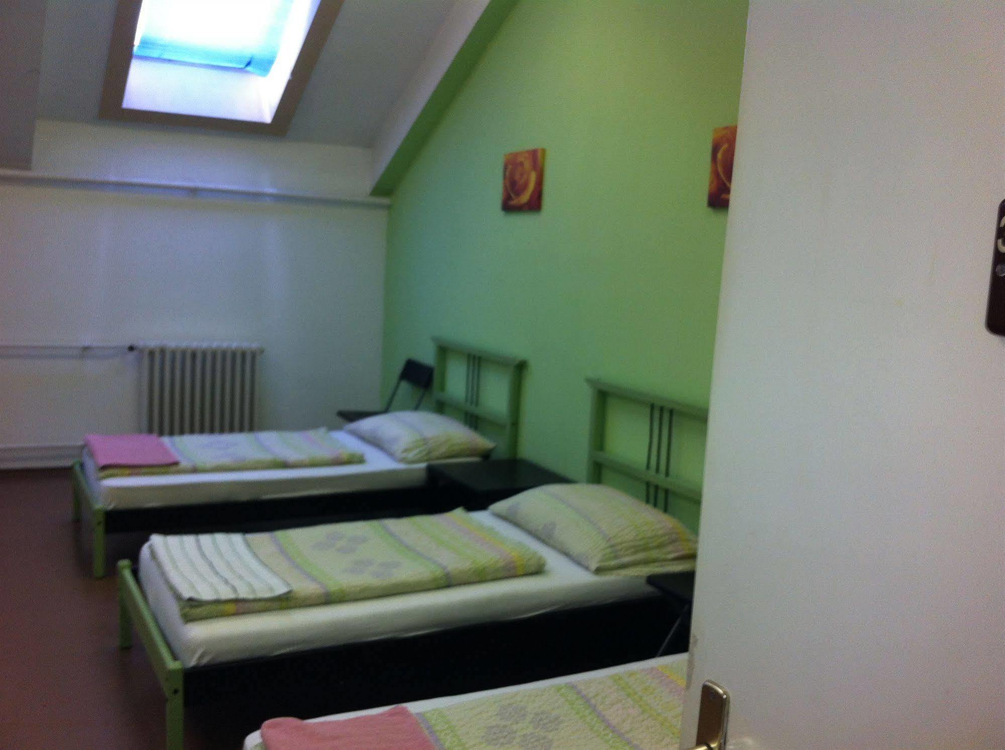 Zrinyi Hostel Boedapest Buitenkant foto