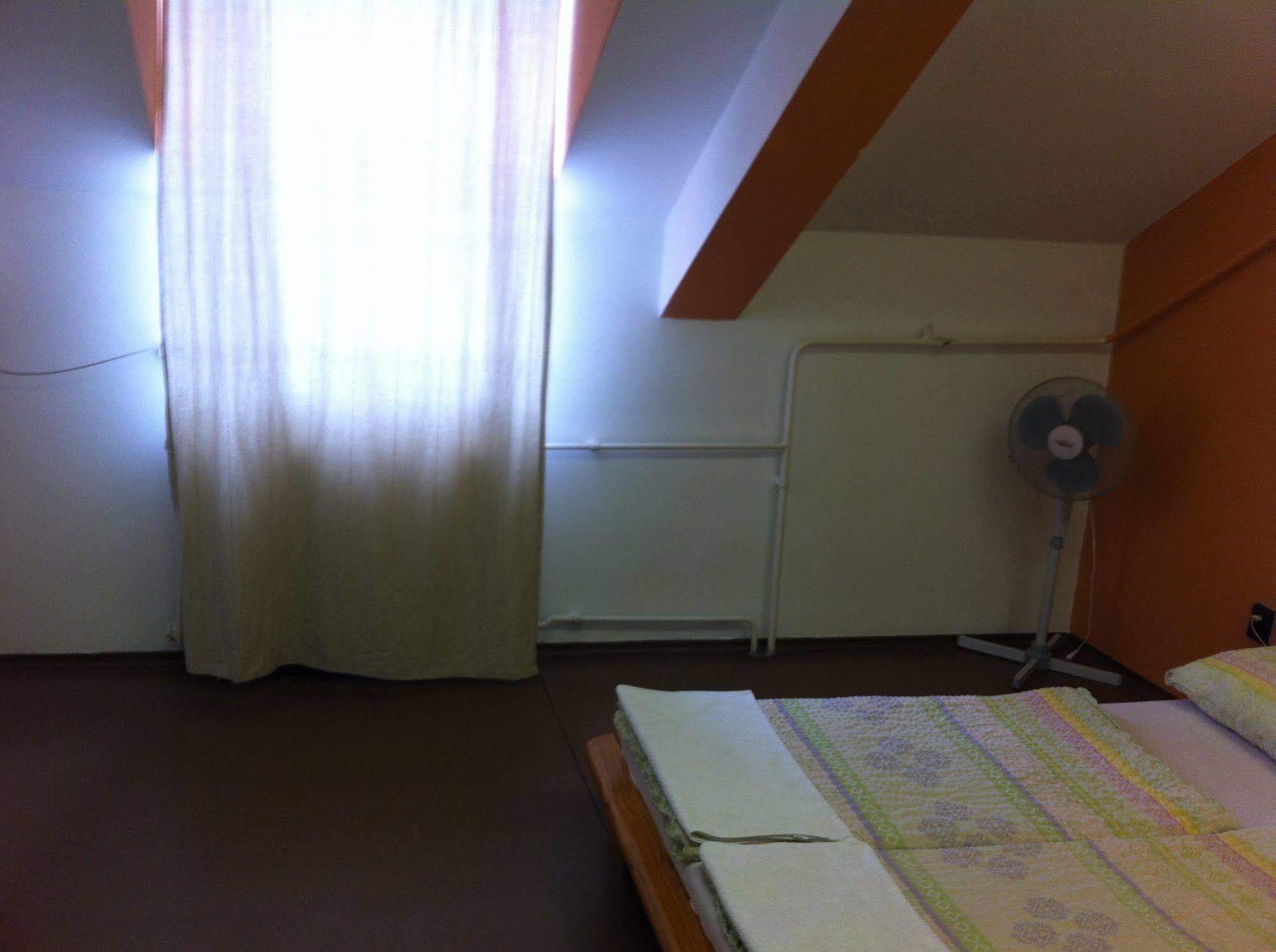 Zrinyi Hostel Boedapest Buitenkant foto