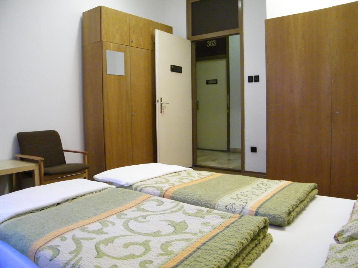 Zrinyi Hostel Boedapest Buitenkant foto